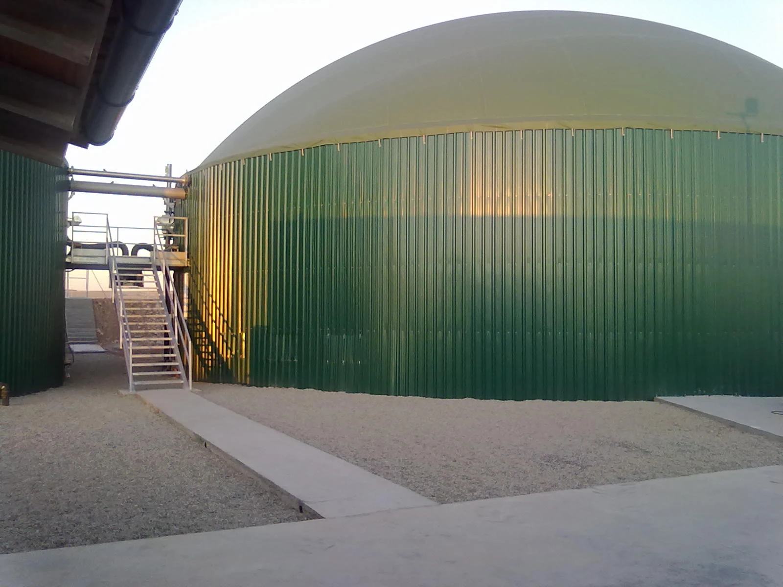 Digestor con cubierta de doble membrana y pasarela de acceso